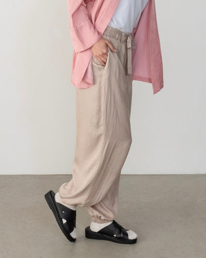 still pants / beige
