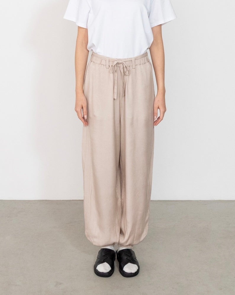 still pants / beige