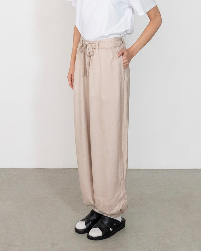 still pants / beige